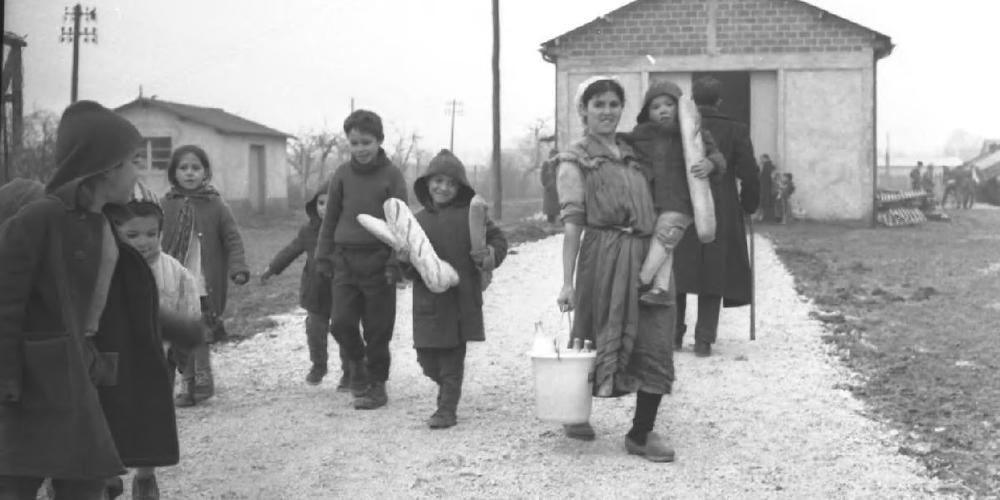 Famille harkie années 1960-70 camp de Bias (Lot-et-Garonne) 1-3717898 @ Lucien Delporte / Sud Ouest