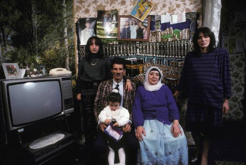 Une famille de Harkis février 1988, Marseille - id950004912 @ Georges MERILLON/GAMMA-RAPHO