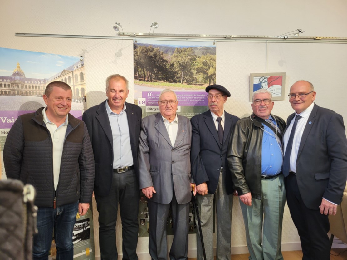 de gauche à droite : 1er adjoint maire, maire Is-sur-Tille, représentants AAH21, directeur ONaCVG Côte-d'Or @ AAH21