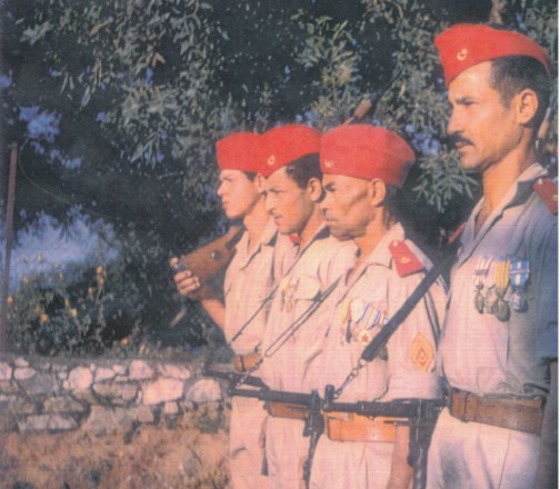 S.A.S. d'Irden : le maghzen mêle anciens de 39-40 et d'Indochine et jeunes recrues - Source Gilles Bonnier / Les S.A.S. S.A.S. d'Irden : le maghzen mêle anciens de 39-40 et d'Indochine et jeunes recrues - Source Gilles Bonnier / Les S.A.S.
