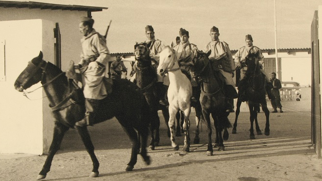 Départ en patrouille de cavaliers à cheval de la SAS de Beni Bechir