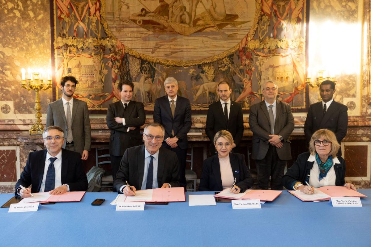 Signature de la charte par les représentants des services concernés : CNIH, ONaCVG et ONF en présence de la SEDACM