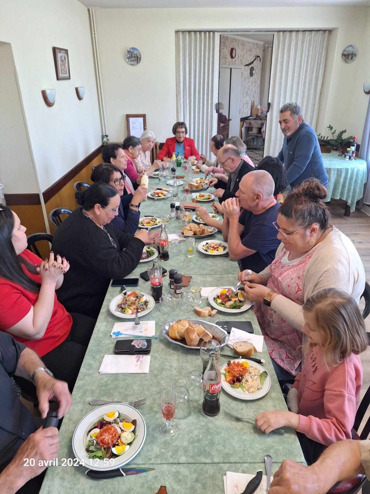 Repas en commun avec les personnes honorées @ Gérard Gente / harkisdordogne.com