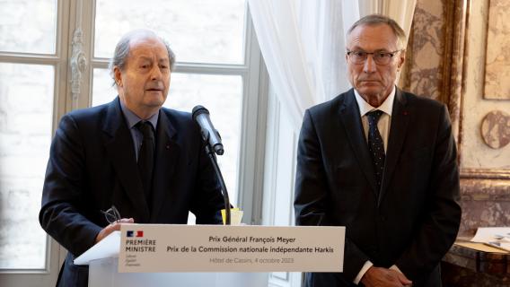 Jean-Marie Rouart, académicien, président du jury et Jean-Marie Bockel, président de la CNIH, vice-président du jury ouvrent les participations au prix Général François Meyer de la CNIH.