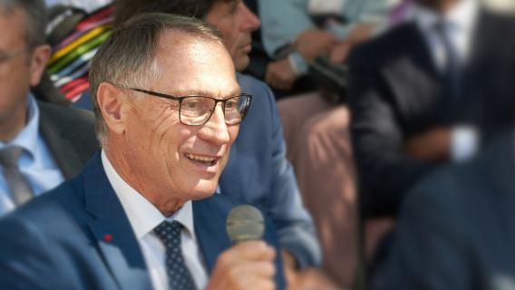 Le président de a CNIH, en dé^placement, lors d'un échange avec des Harkis