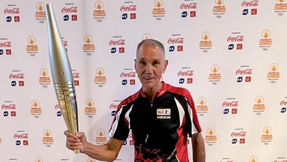 Le major (ER) Kenane, président de l'association des Harkis Supplétifs et Rapatriés en Meuse porteur de la Flamme Olympique, sur le podium, à Verdun le samedi 29 juin 2024