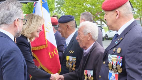 Françoise Dumas, présidente de la CNIH salue les Anciens combattants aux côtés d'Arnaud Bourda, sous-préfet de Villeneuve-sur-Lot