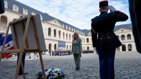 Madame Patricia Mirallès, secrétaire d’État auprès du ministre des Armées, chargée des Anciens combattants et de la Mémoire se recueille après le dépôt d'une gerbe déposée en hommage aux Harkis et autres supplétifs.