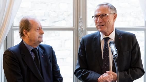 Jean-Marie Rouart, académicien, président du jury et Jean-Marie Bockel, président de la CNIH, vice-président du jury ouvrent les participations au prix Général François Meyer de la CNIH.