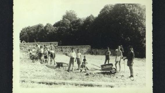 Enfants du hameau et du village effectuant ensemble des travaux de terrassement pour installer un terrain de volley-ball. / Archives départementales de Saône-et-Loire, FRAD071_3225W_19 Enfants du hameau et du village effectuant ensemble des travaux de terrassement pour installer un terrain de volley-ball.