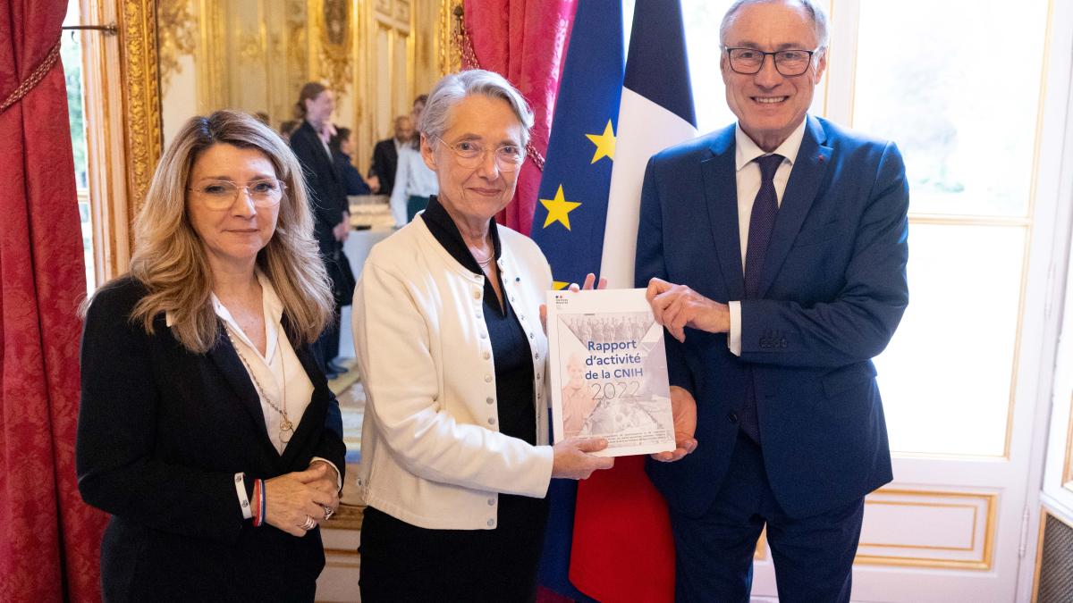 Le Président Jean-Marie Bockel remet le rapport annuel 2022 de la CNIH à Elisabeth BORNE, Première ministre, en présence de Patricia MIRALLES, secrétaire d'Etat déléguée aux Anciens combattants et à la Mémoire